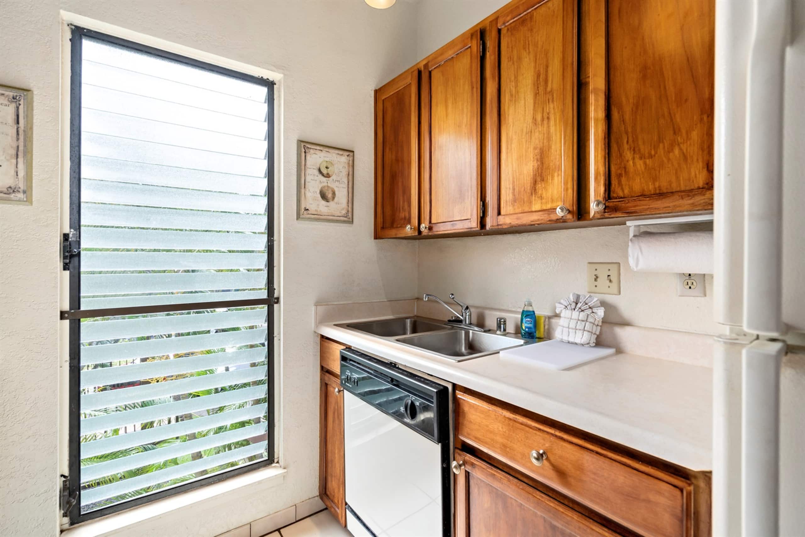 Maui Hill 2BR | Ocean View, Pool & King Beds - Image 12