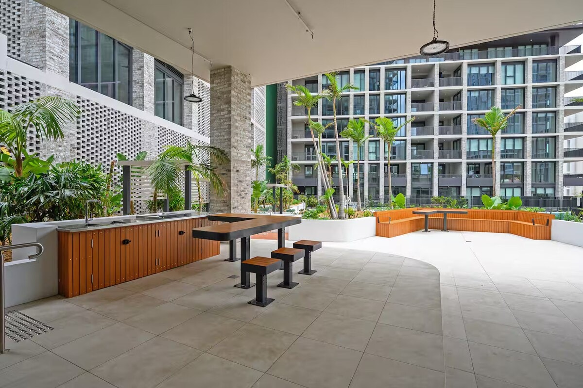 Luxurious Stylish Courtyard View