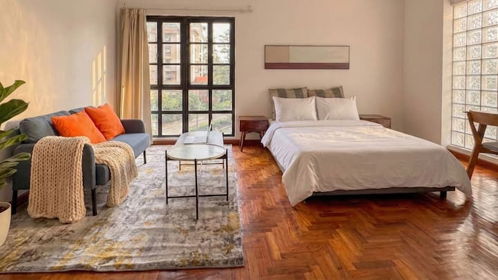 Spacious Master Ensuite · Queen · Lorong Chuan Mrt - Singapore