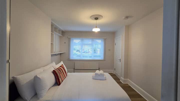 Spacious Family Home 4 Beds Garden Parking -