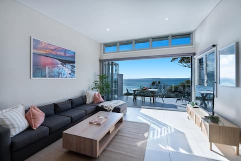 Top performing Airbnb: Entice | Panoramic water views | Beachfront in Hyams Beach