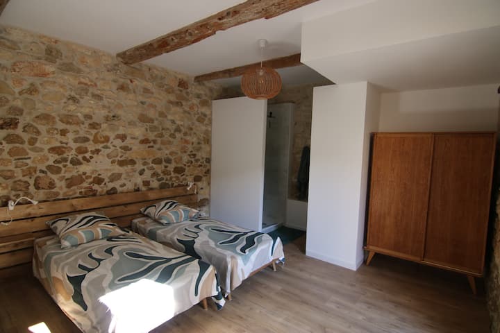 Dhomë gjumi në katin përdhes me dy krevate 90x190 që mund të bashkohen dhe një banjë me dush private.
