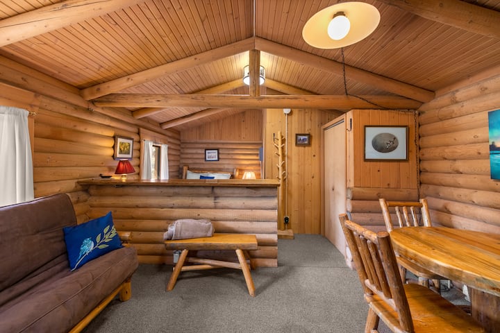New! Birdsong Log Cabin, Mountain Views, Firepit - Bigfork, MT