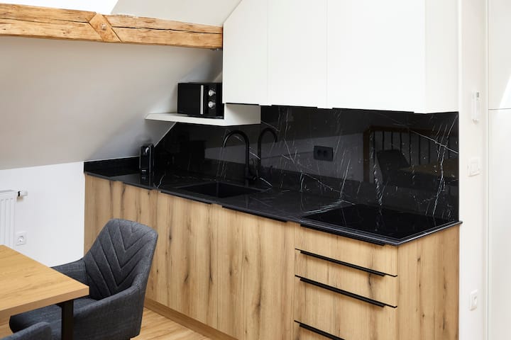 New Penthouse Near Lake W/ Parking & Balcony - Bled