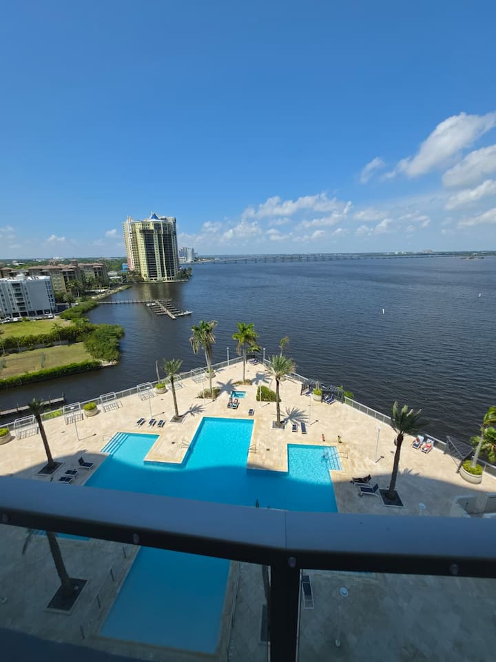 Lux In White | 2br, Balcony, Pool & Bay View - Fort Myers, FL