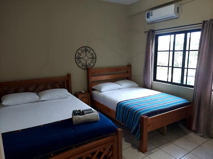 ოთახში არის საწოლი 152×203 სმ და საწოლი 135×191 სმ