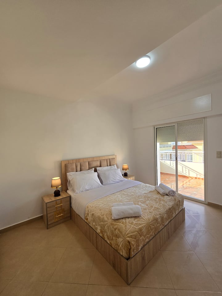 La habitación más grande del apartamento, espaciosa y luminosa, ofrece todas las comodidades para una estancia agradable. Cuenta con una terraza privada con vistas a los jardines y a la piscina, en un entorno tranquilo y relajante.
