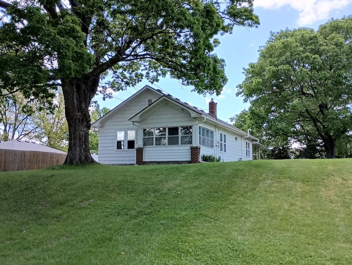 Peaceful Downtown Home And Garden - Kansas City, KS
