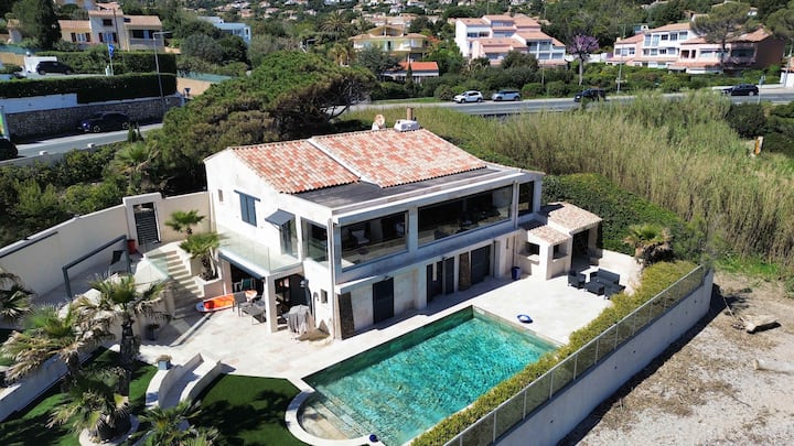 Magnifique Villa En Bord De Mer – Située Directeme - Fréjus