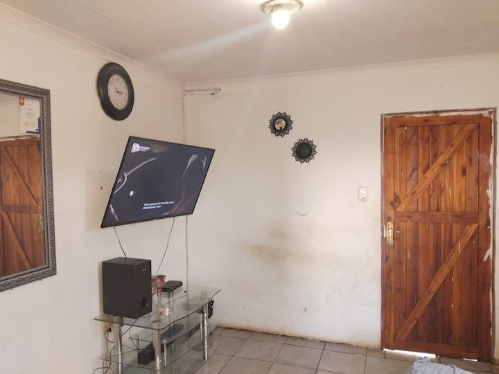 2-bedroom Winterveldt Home With Parking - Soshanguve