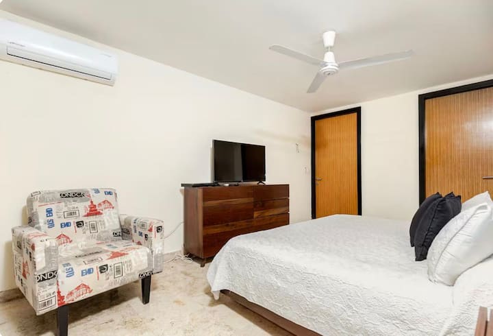 La chambre est équipée de la climatisation (Mini Split), d'un ventilateur de plafond et d'une télévision connectée face au lit pour vos moments de tranquillité.
La chambre est équipée de la climatisation (mini-split), d'un ventilateur de plafond et d'une télévision intelligente en face.
