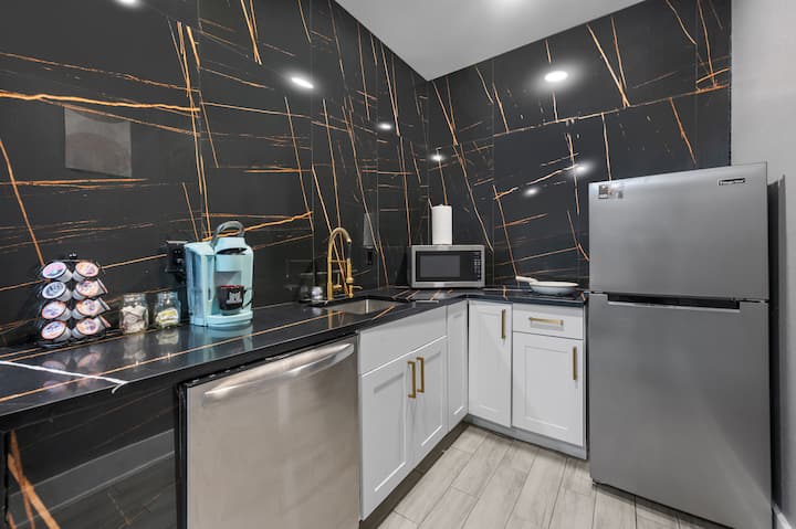 Houston Studio | Pool • Parking • Pets - Houston, TX