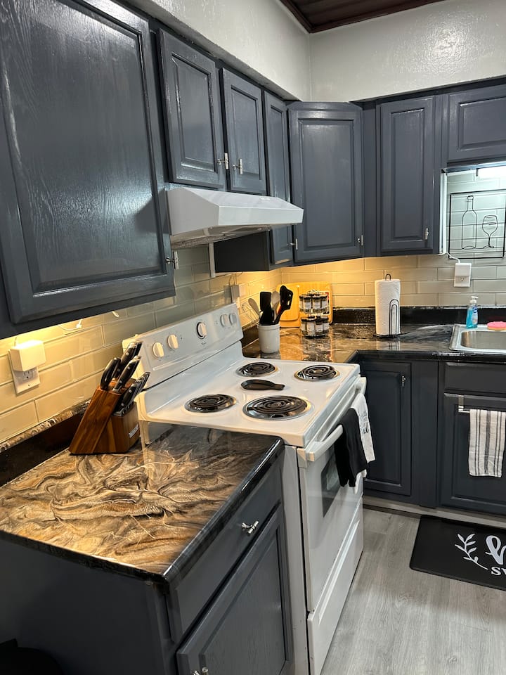 Stylish 2br W/ Private Screened Lanai & Coffee Bar - Lake Wales, FL