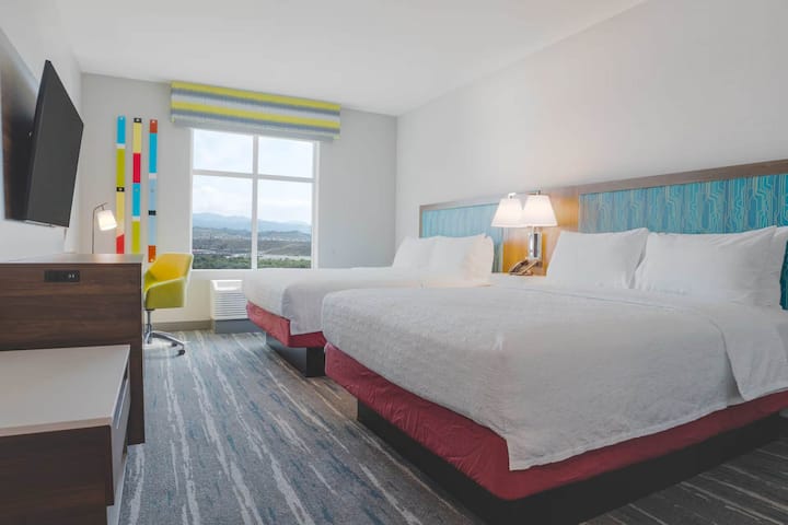 Minutes To Six Flags + Free Breakfast, Pool & Gym - Santa Clarita, CA