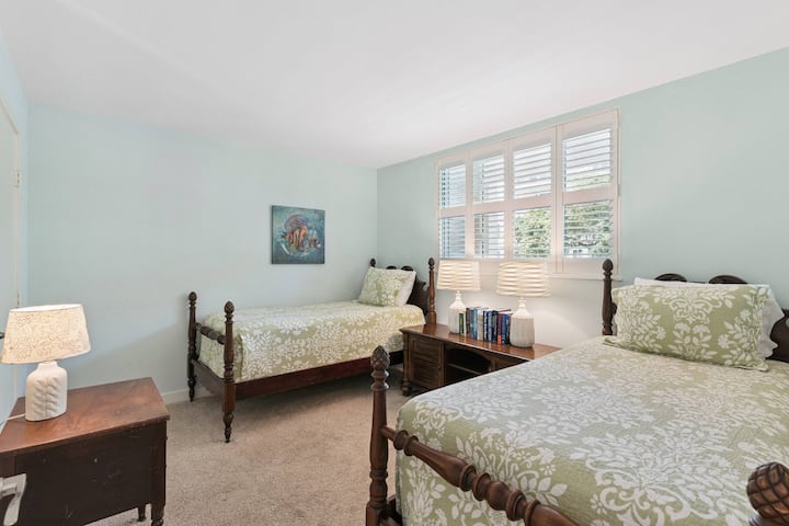 Cette chambre à deux lits jumeaux est parfaite pour que les enfants profitent de leurs vacances à la plage!