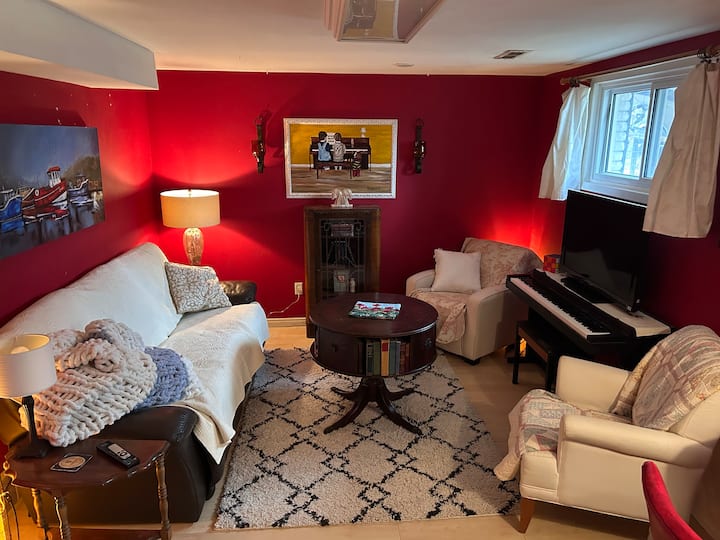 Cozy, Art-filled Lower Apartment. - London