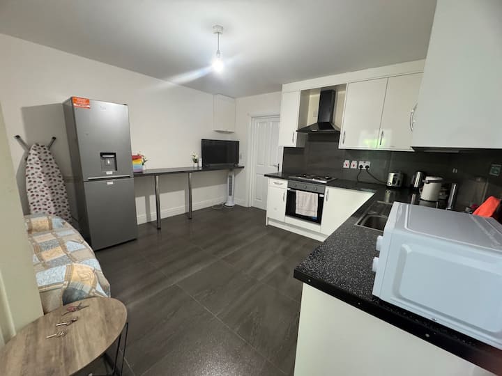 Apartment Sleeps 6 With Wifi - Gmina Hounslow
