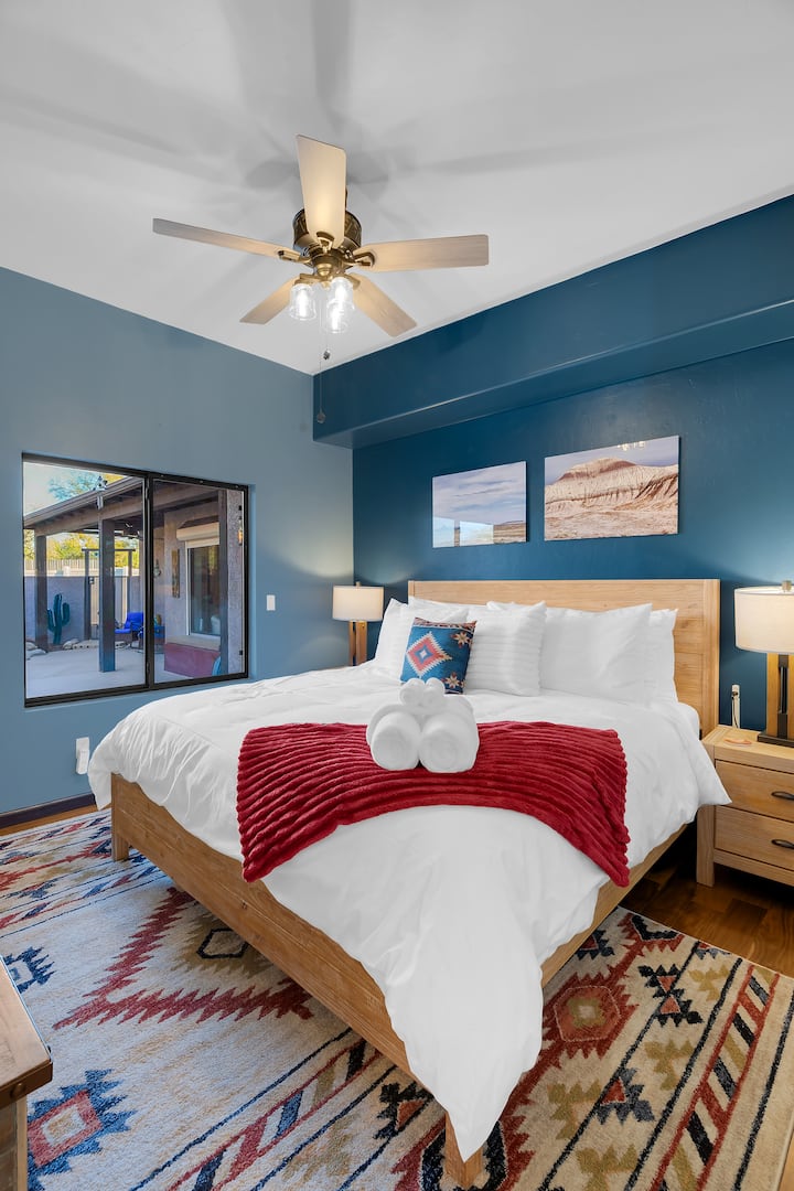Recámara acogedora con ropa de cama lujosa y paredes de un azul relajante.