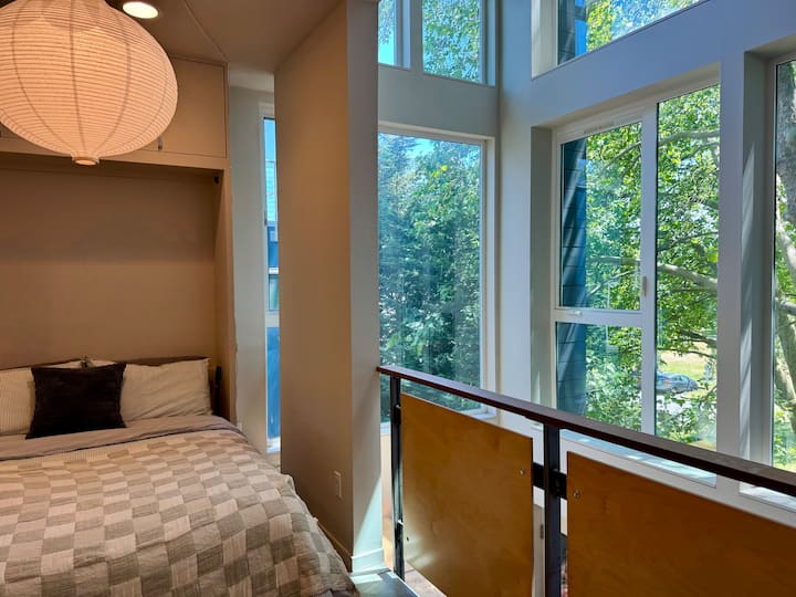 Parkside Perch: Sunlit 3-story Loft With Roof Deck - Washington