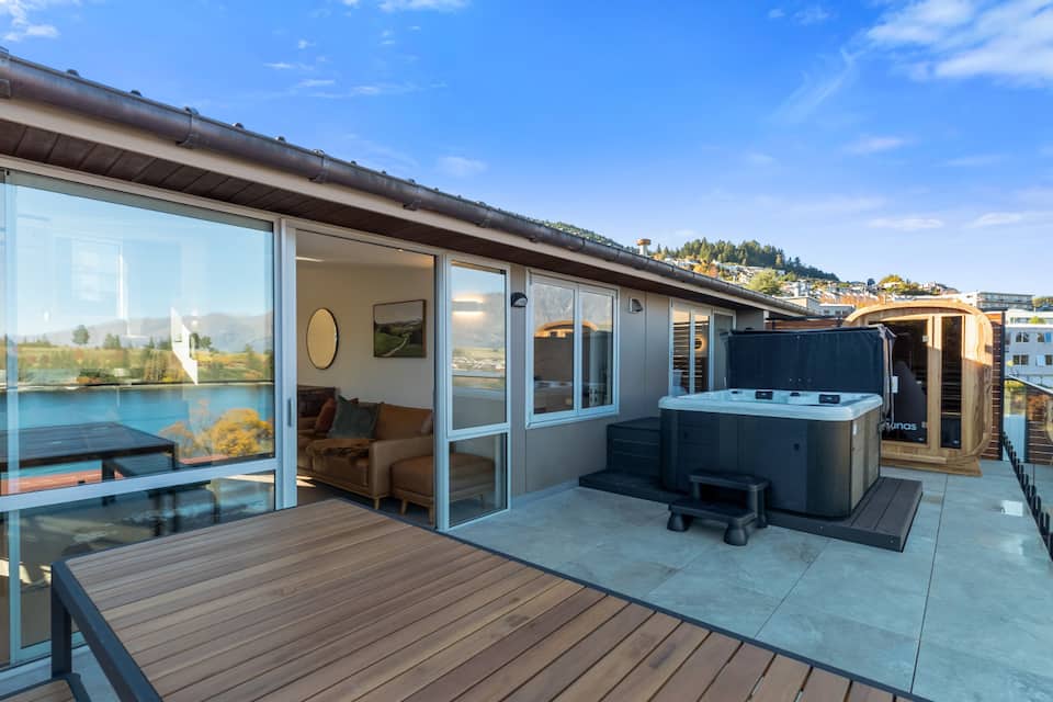 Rahiri Penthouse, above Lake Wakatipu, Queenstown, Otago, New Zealand, photo 2 of 10