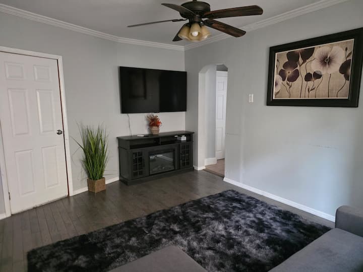 Lovely 2 Bed Home, Backyard & Private Driveway - Mineola, NY