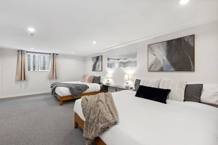 South Vancouver 2-bed Suite, Sleeps 8 - Vancouver