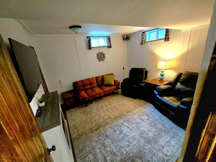 Comfortable living room; Wifi TV has basic channels or add your streaming account