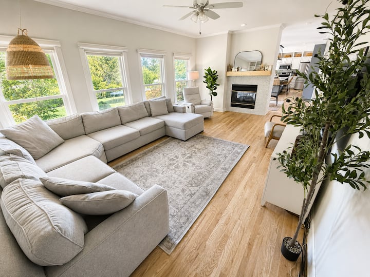 Beautiful World Cup Rental Home, Near Airport - Parkville, MO