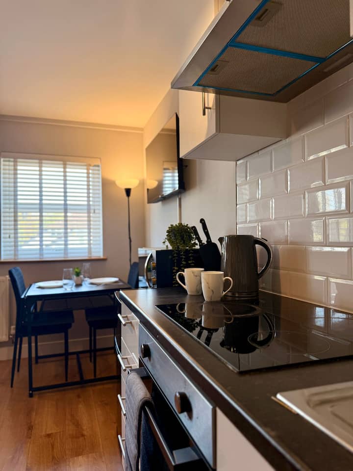 Stylish Cozy Studio | Leatherhead Station | Surrey - Dorking