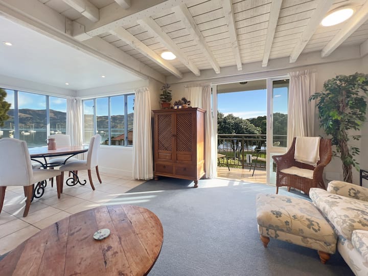 Waterfront 2-bedroom Harbour View Apartment - Akaroa