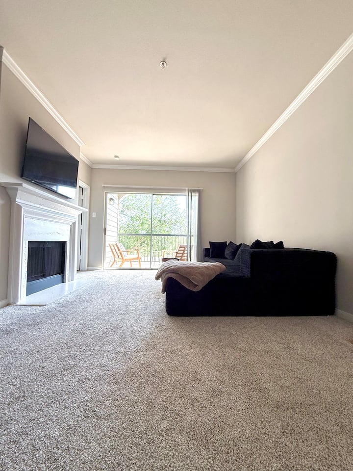 Luxe Sugar Land Escape ⁘ King Bed + Balcony - Sugar Land, TX