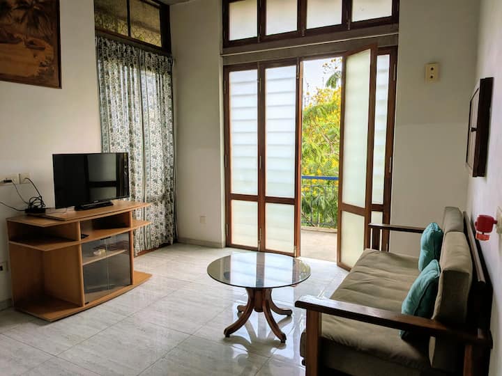 Airy White Town Retreat • Walk To Beach + Cafés - India