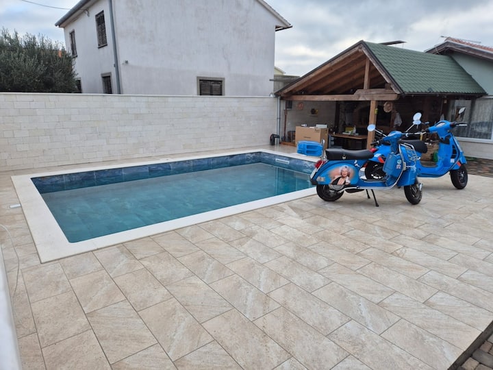 K-25530 Maison De Quatre Chambres Avec Une Piscine - Biograd na Moru
