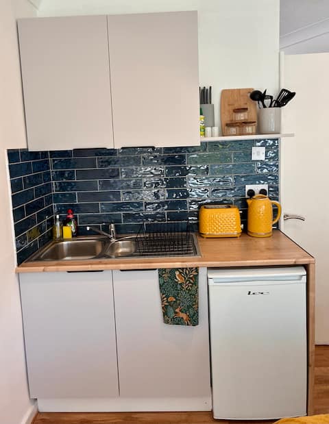 Top performing Airbnb: The Cozy Hideaway | Airport & City Access in Whalley Range
