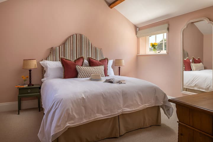 Chumba cha kulala chenye kitanda aina ya super-king-size katika Cherry Tree Cottage, Cheshire