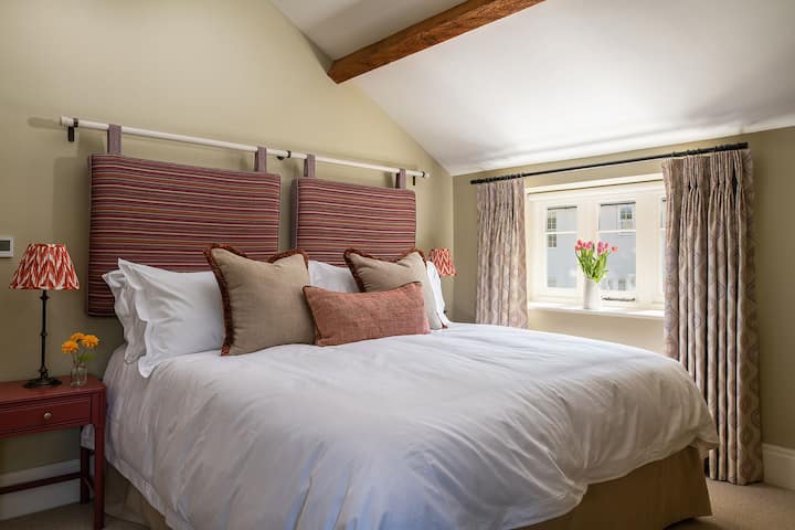 Chumba cha kulala chenye kitanda aina ya super-king-size katika Cherry Tree Cottage, Cheshire