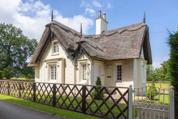 Chocolate Box Thatched Lodge By The Lake - St Neots