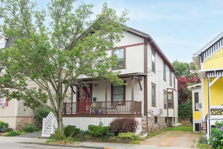 Two Newport Homes Steps From Broadway - 紐波特