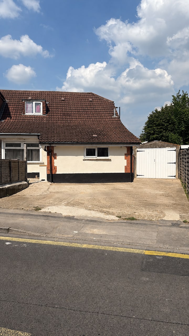 Cosy Bungalow With Parking For 2 Cars - Southampton, UK
