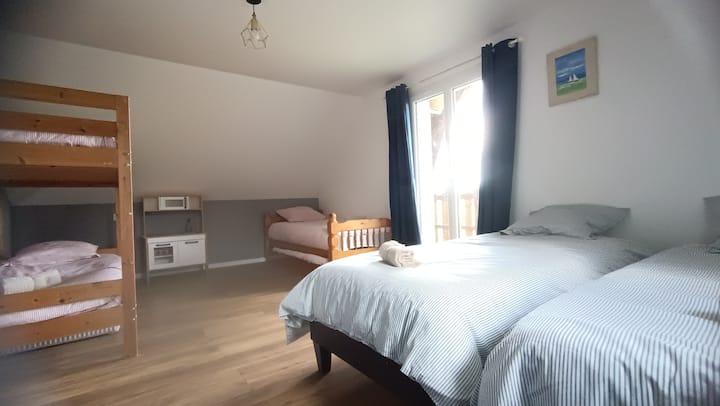 Una zona de descanso tipo refugio con 5 camas individuales. Ideal para un dormitorio infantil.