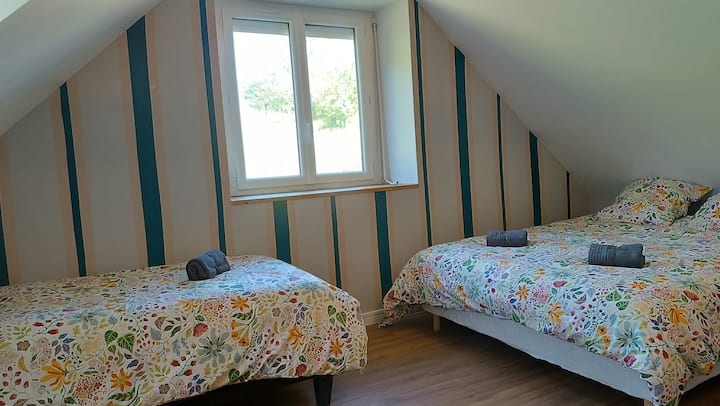Encantadora habitación luminosa con vista a la colina de los caballos, equipada con una cama de 160*200 y una cama individual.