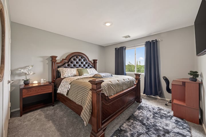 El dormitorio secundario ubicado en el segundo piso incluye una cama tamaño king, un espacio de trabajo dedicado, un televisor de 43 pulgadas y cortinas opacas. Cama equipada con sábanas y almohadas de calidad hotelera prémium. 