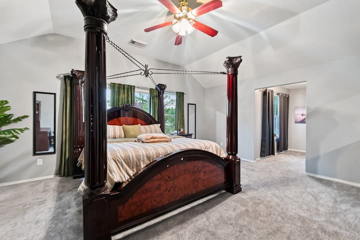 El dormitorio principal, ubicado en el segundo piso, incluye un baño privado, una cama tamaño king, 2 vestidores, un televisor de 50 pulgadas, un espacio de trabajo dedicado y cortinas opacas. Cama equipada con sábanas y almohadas de calidad hotelera prémium.  