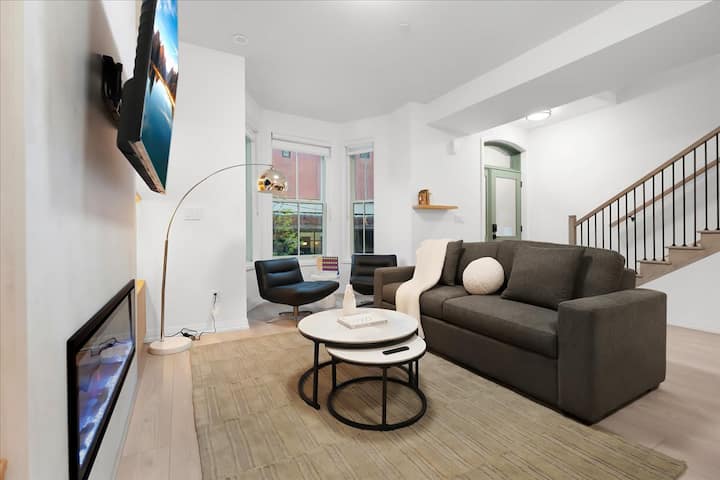 Boutique Townhouse + Suite • Sleeps 11 • Parking - Toronto