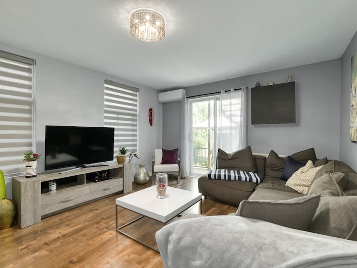 Large 3 Bedrooms & 2 Bathroom+ Parking - Laval, Canadá