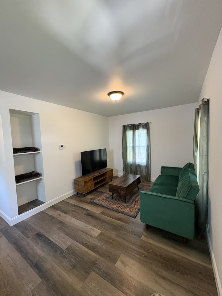 Cozy Cottage | Renovated | Near Downtown - アクロン, OH