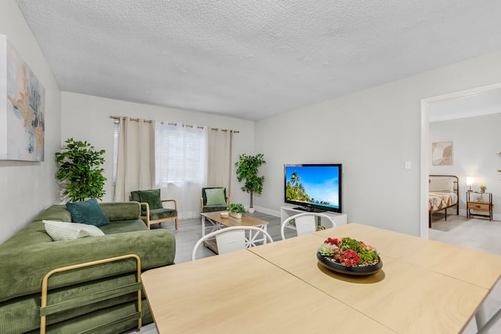 Stylish 1br Oasis  Sleeps 5  Near Shops & Dining - Pembroke Pines, FL