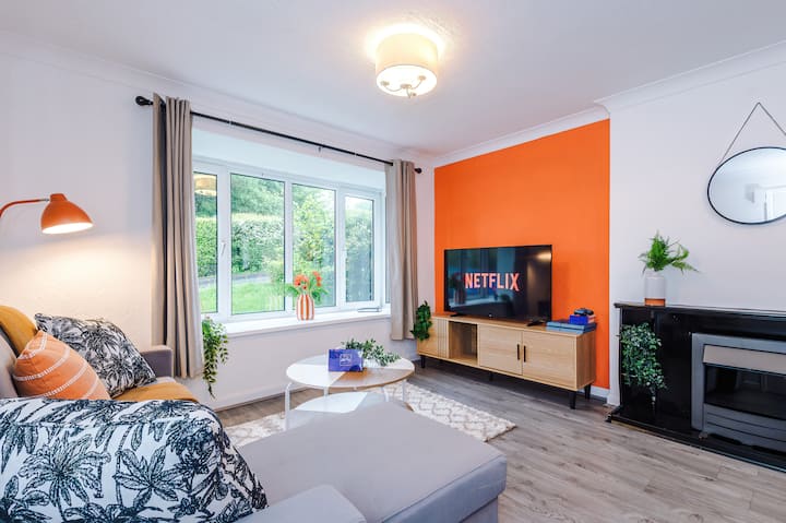 New Huge 4br House | Driveway | Pool Table - Huddersfield