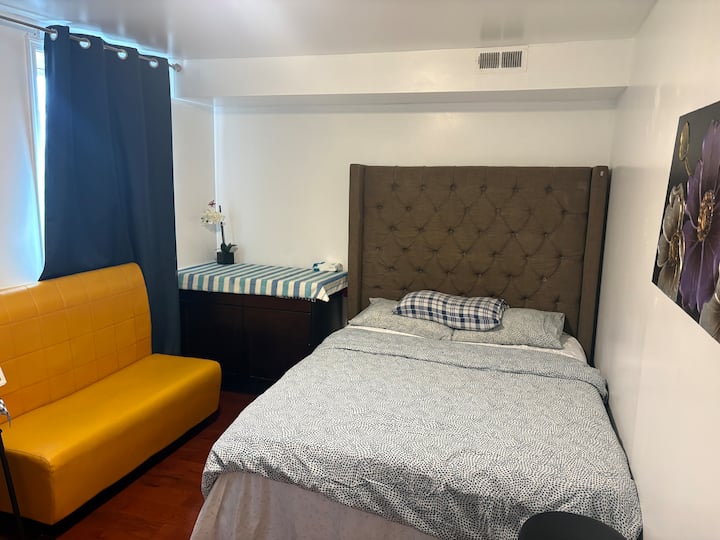 Cozy Bedroom Next Downtown - Baltimore