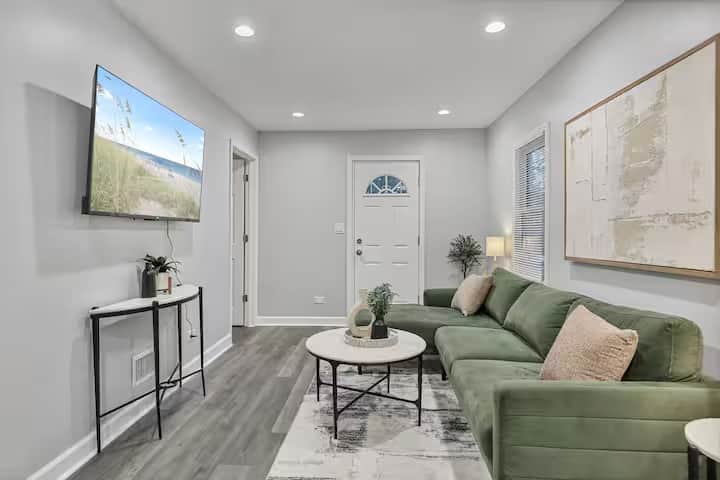 Comfortable And Cozy 4br 2ba Home In Worth - Orland Park, IL